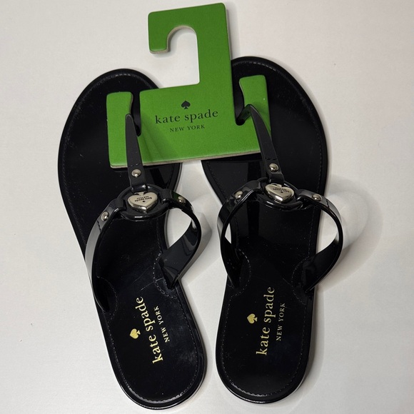New Kate spade Black Patent T-Strap Sandals with Logo Medallion Size 8 - Picture 3 of 5